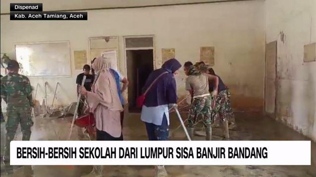 VIDEO: Prajurit TNI dan Pelajar Gotong Royong Bersihkan Sekolah