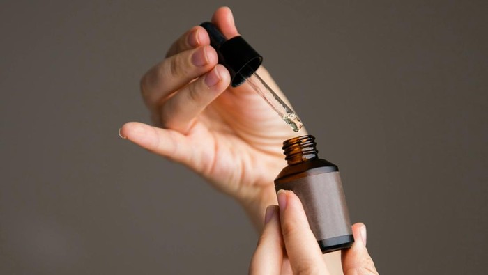 Retinol bisa digunakan untuk usia 30 tahun ke atas. Retinol membantu peremajaan kulit.