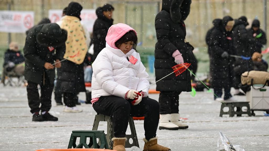 FOTO: Serunya Festival Pancing di Atas Es Negeri Ginseng