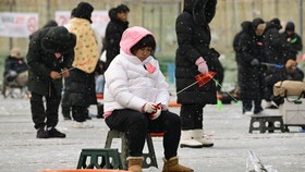 FOTO: Serunya Festival Pancing di Atas Es Negeri Ginseng