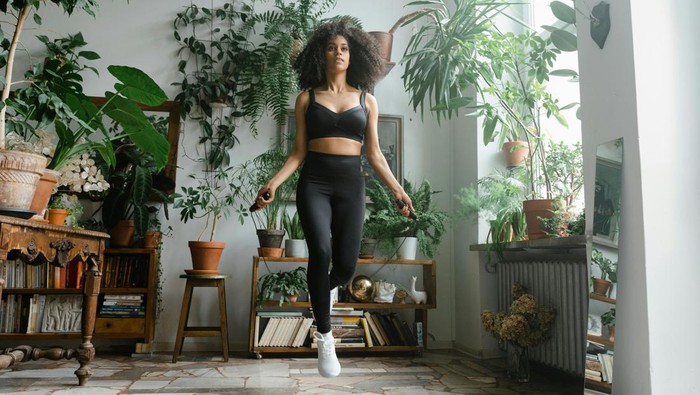 Olahraga aerobik bermanfaat untuk kesehatan fisik secara keseluruhan, terlebih untuk jantung. Aerobik mencakup senam, menari, jogging, hingga skipping.