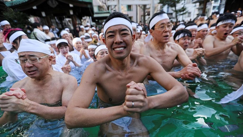 FOTO: Sucikan Diri di Awal Tahun, Warga Jepang Jalani Ritual Mandi Es