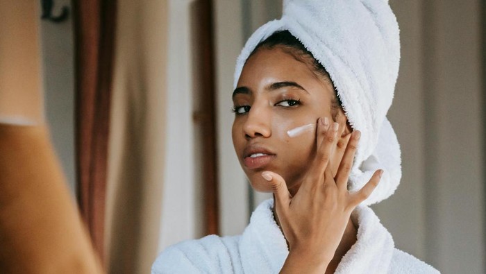 Sunscreen wajib diaplikasikan di pagi hari. Sunscreen minimal SPF 30 akan melindungi kulit dari bahaya sinar UV.