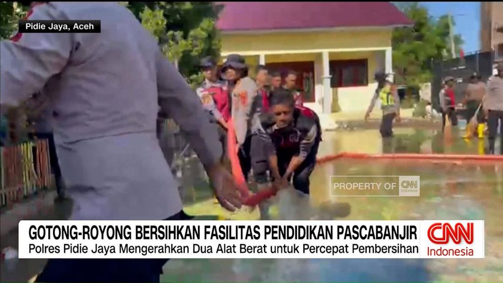 VIDEO: Gotong Royong Bersihkan Sekolah Pascabanjir