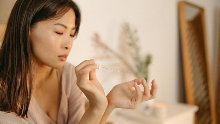 Vitamin C serum. Serum ini mampu melindungi kulit dari radikal bebas.