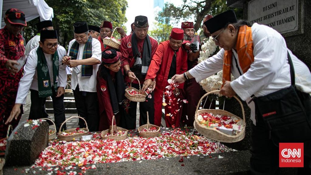 FOTO: Pramono Anung dan Para Tokoh Betawi Ziarah Makam M. H Thamrin