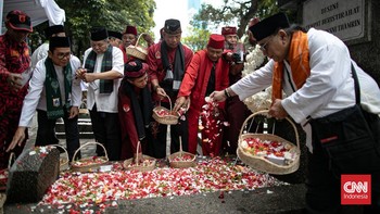 FOTO: Pramono Anung dan Para Tokoh Betawi Ziarah Makam M. H Thamrin