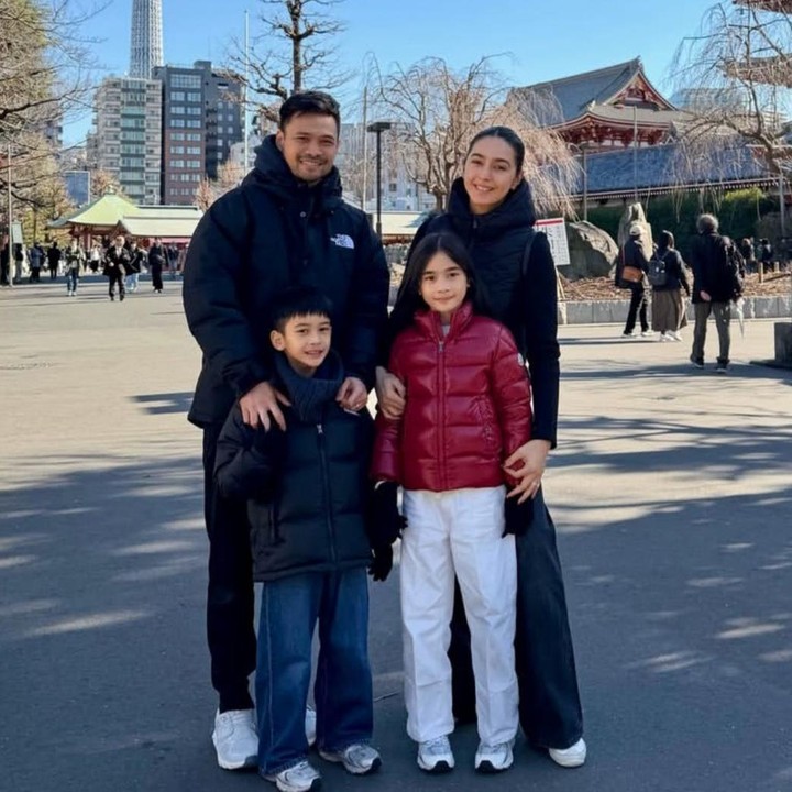 <p>Nabila Syakieb mengawali perjalanan rumah tangganya bersama Reshwara Argya Ardinal pada&nbsp;tahun 2015. Sepuluh tahun menikah, pasangan ini sudah dikaruniai dua anak yang cantik dan tampan, yakni Raqeema Ruby Radinal dan Rasheed Ravindra Radinal. (Foto: Instagram @nsyakieb85)</p>