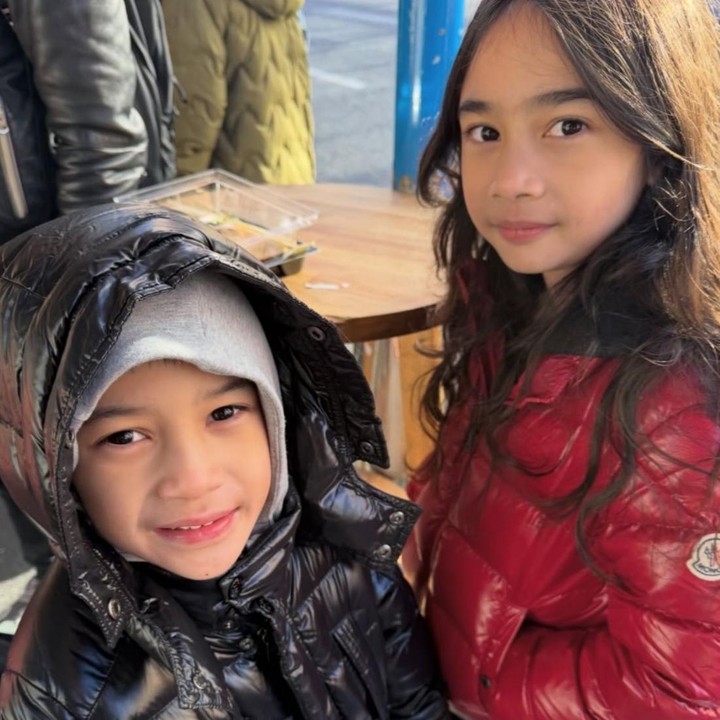 <p>Memiliki jarak usia yang hanya sekitar setahun, kakak-adik ini pun selalu terlihat kompak di setiap kesempatan. Sebagai Bunda, Nabila Syakieb pun tak segan mengabadikan momen kebersamaan Raqeema dan Rasheed di Instagram. (Foto: Instagram @nsyakieb85)</p>