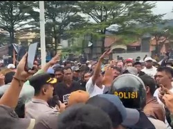 Redam Kericuhan, Kapolres Bogor Temui Langsung Massa Demo di Cigudeg