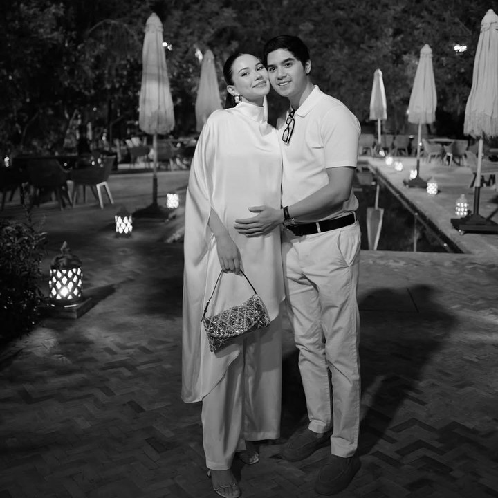 <p>Alyssa juga sempat mengunggah potret bersama sang suami di acara pesta ini, Bunda. Al tampil <em>casual</em> mengenakan kaos polo putih dan celana bahan berwarna senada. Di foto ini, Al terlihat memegang <em>baby bump</em> sang istri yang sudah besar. Alyssa hanya menyematkan <em>caption</em> singkat, yakni emoji hati putih yang dapat berarti cinta murni atau ketulusan. (Foto: Instagram @alyssadaguise)</p>