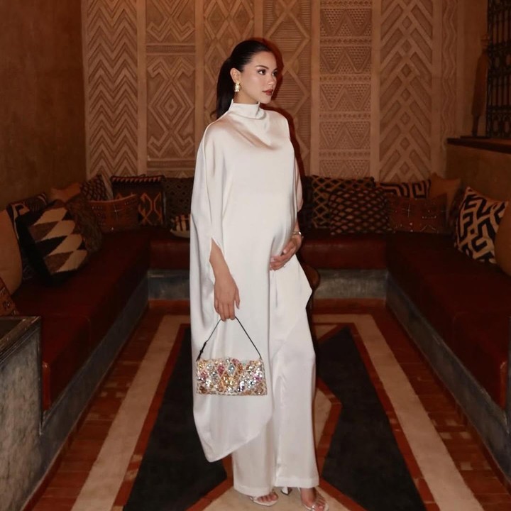 <p>Di acara pesta lainnya, Alyssa kembali tampil <em>glowing</em> memamerkan<em> baby bump</em> kehamilannya. Kali ini, Alyssa terlihat anggun mengenakan baju putih yang terbuat dari bahan kain <em>silk</em>. Alih-alih mengenakan <em>dress</em> terusan, Alyssa memilih untuk padu padan <em>long clothes</em> dengan celana bahan berwarna senada. (Foto: Instagram @alyssadaguise)</p>