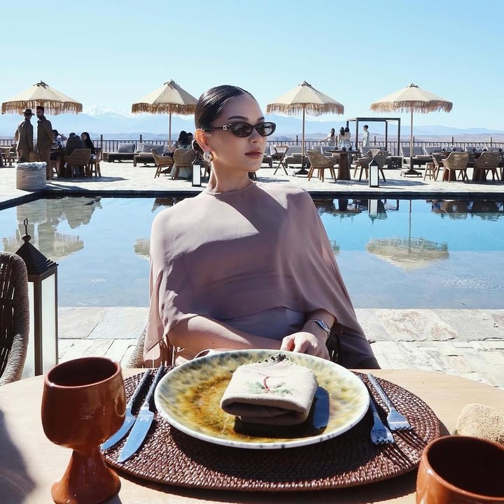 <p>Selama berada di Maroko, Alyssa banyak menghabiskan waktu bersama teman-temannya. Perempuan 27 tahun ini juga sempat menunjukkan keindahan Kota Marrakech, serta suasana rangkaian pesta pernikahan sahabatnya Ranggaz dan Angie Prijanto. "Merayakan cinta mereka, dibungkus dengan keajaiban Marrakech," tulis Alyssa dalam salah satu unggahan foto di Instagram. (Foto: Instagram @alyssadaguise)</p>