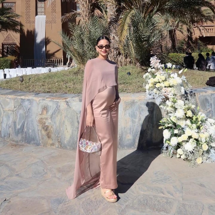 <p>Sejak mengumumkan kehamilannya ke publik, Alyssa mulai sering membagikan potret saat <em>traveling</em> bersama sang suami. Sebelum terbang ke Maroko, perempuan berdarah Prancis ini sempat <em>babymoon</em> di Thailand dan menghabiskan libur awal tahun di Inggris. Alyssa dan suaminya Al juga menyempatkan diri untuk umrah bareng ke Tanah Suci pada akhir tahun lalu. (Foto: Instagram @alyssadaguise)</p>