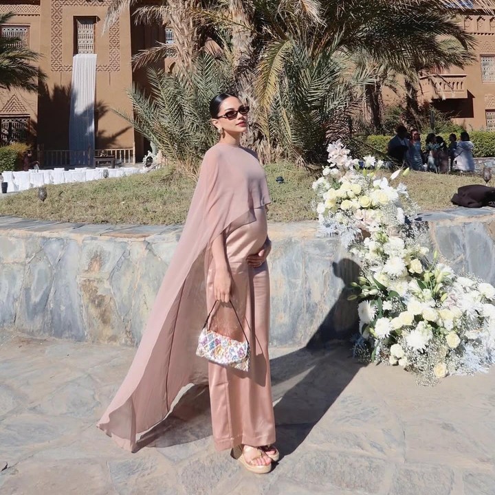 <p>Dalam pesta pernikahan yang berlangsung di Kota Marrakech, Maroko, Alyssa tampil cantik mengenakan gaun cokelat muda. Di balutan gaun ini, Alyssa memamerkan<em> baby bump</em> kehamilannya yang sudah terlihat besar. (Foto: Instagram @alyssadaguise)</p>