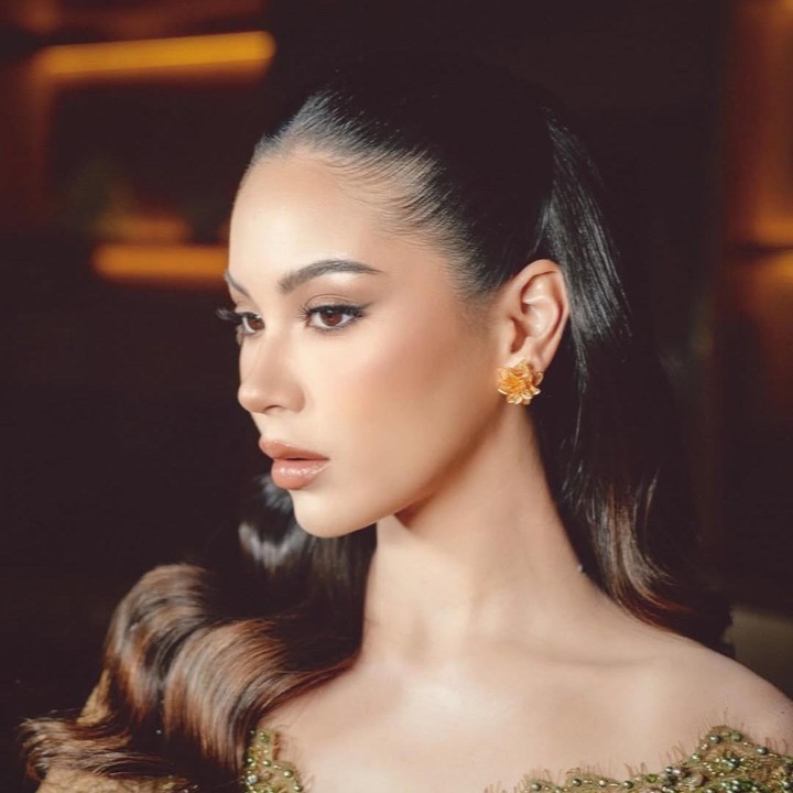 <p>Alyssa Daguise tampil memesona saat menjadi <em>bridesmaid</em> di perikahan Aaliyah Massaid dan Thariq Halilintar. Alyssa memilih <em>bronzy makeup</em> dengan fokus pada <em>bronzer</em> yang memberikan efek hangat dan membuat penampilannya terlihat elegan.&nbsp;(Foto: Instagram @alyssadaguise)</p>