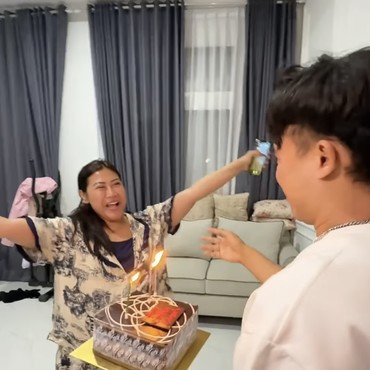 7 Momen Boiyen Menangis Rayakan Ultah ke-39 di Tengah Kasus Sang Suami