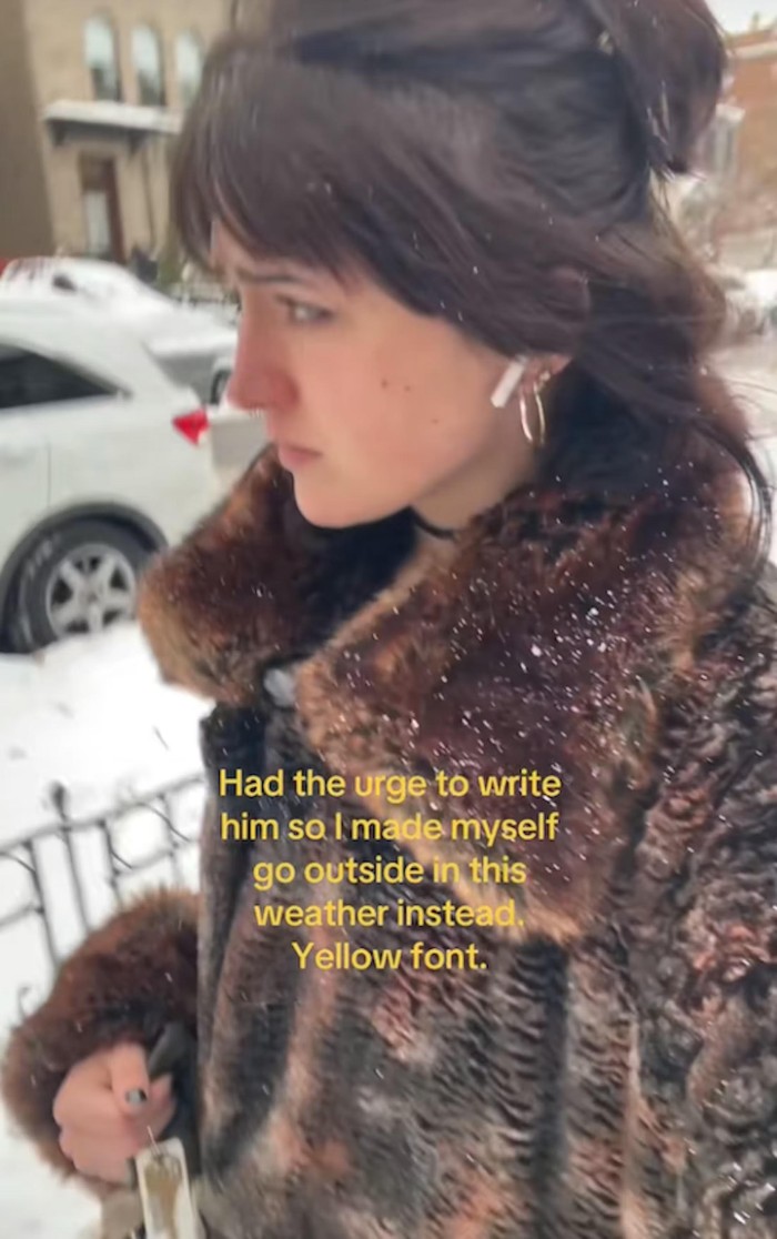 Arti Yellow Font Theory yang lagi viral di TikTok adalah cara bagi seseorang untuk membagikan pemikiran mendalam hingga kerentanan emosional secara jujur yang mungkin selama ini disimpan sendiri.