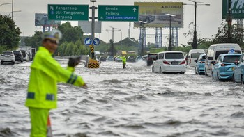 FOTO: Kala Akses Jalan ke Bandara Soekarno Hatta Direndam Banjir