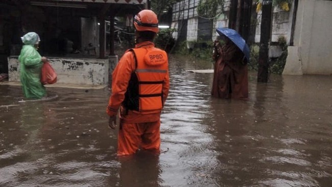 Sebanyak 10 RT dan 23 ruas jalan di Jakarta banjir akibat curha hujan tinggi dan luapan sungai.