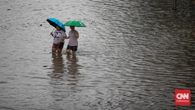 FOTO: Banjir Rendam Jalan Gunung Sahari, Lalu Lintas Lumpuh