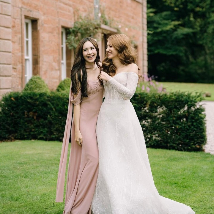 <p>Beby Tsabina juga memilih <em>makeup</em> bernuansa <em>flawless</em> saat menjadi <em>bridesmaid</em> di pernikahan Cassandra Lee. Beby memadukannya dengan gaya rambut terurai yang simpel. Meski tampilnya simpel, pesonanya tetap menawan, ya, Bunda.&nbsp;&nbsp;(Foto: Instagram @bebytsabina)</p>
