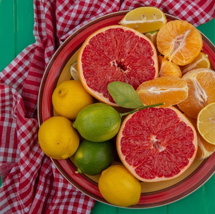 Buah citrus kaya vitamin C untuk menjaga daya tahan tubuh. Kandungan flavonoidnya juga membantu melawan peradangan dan menjaga pencernaan. Foto: Freepik.com/stockking