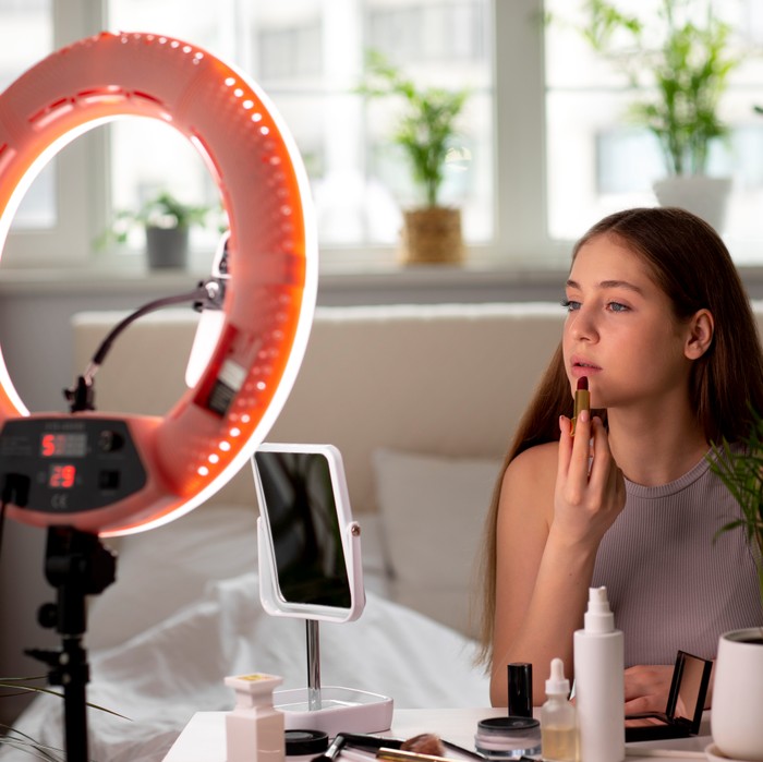 Content creator merupakan side job yang menguntungkan di tahun 2026. Fokus pada topik spesifik sesuai kesukaanmu, seperti beauty, fashion, kuliner, hingga edukasi.