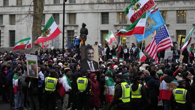 Para demonstran di London, Paris, dan Istanbul berkumpul untuk mendukung protes di Iran, pada Minggu (11/1).