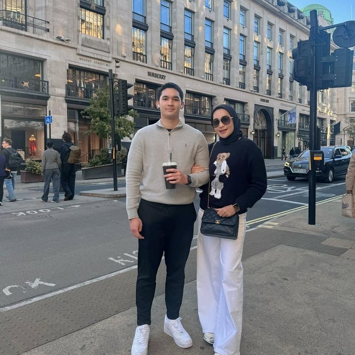 <p>Di liburan awal tahun ini, Dio dikunjungi oleh ibundanya Erin, berserta dua adiknya yakni Kenzy dan Lova. Ini menjadi liburan pertama Erin bersama kedua anaknya setelah resmi bercerai dari Andre pada awal Desember 2025. (Foto: Instagram @erintaulany)</p>