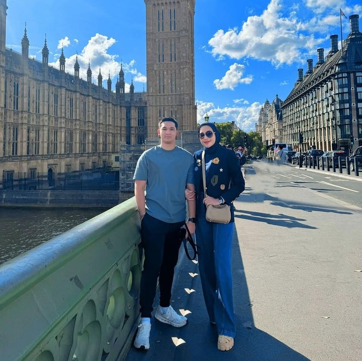 <p>Melalui unggahan di Instagram, Erin membagikan potret saat bersama putranya Dio ketika berlibur di Inggris. Erin secara khusus menuliskan doa untuk sang putra yang tengah menimba ilmu jauh dari kampung halaman. "Aku hanya merindukanmu @ardiotaulany. <em>Barakallah fii umrik</em> anakku dan Allah SWT selalu melindungi dimana pun dan kapan pun kamu berada," tulis Erin. (Foto: Instagram @erintaulany)</p>