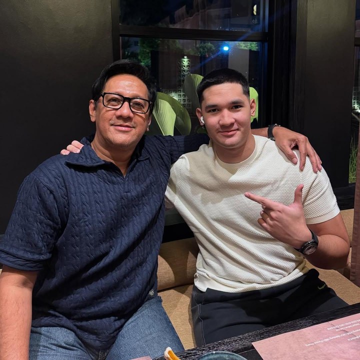 <p>Selama menetap di Inggris, Dio ternyata sempat menghadapi cobaan, yakni kehabisan uang. Sang ayah pun mendorong agar putranya ini bisa mencari solusi sendiri tanpa dibantu olehnya. "Dia gue kasih buat satu bulan, terus tiba-tiba belum satu bulan sudah habis uangnya. Sudah minta lagi. Enggak gue kasih, terserah kamu mau cari gimana untuk nutupin sampai dapat uang bulanan lagi, itu terserah. Enggak apa-apa, biarin saja, ya kan gue ngajarin dia untuk bisa mengelola uang juga gitu," ungkap Andre. (Foto: Instagram @andreastaulany)</p>