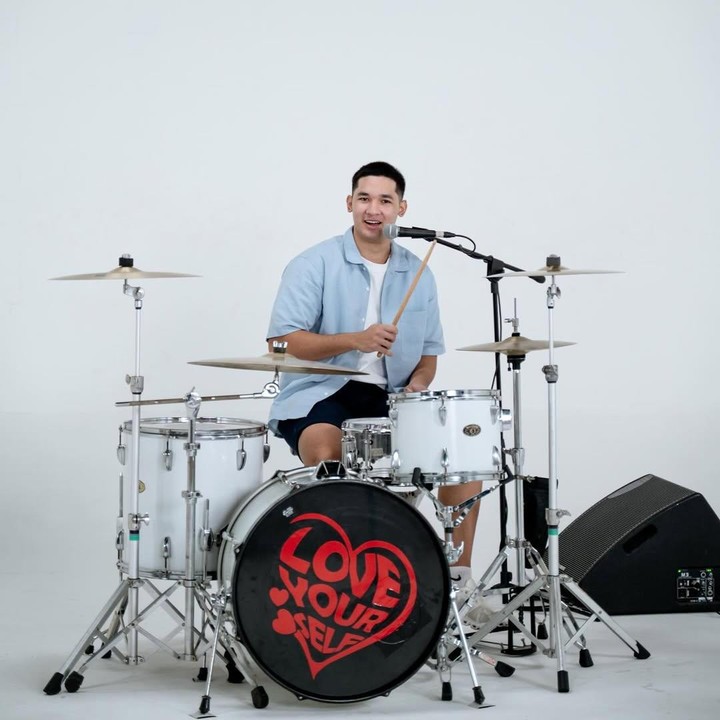 <p>Dio memulai pendidikannya di Inggris sejak akhir tahun 2025. Menurut sang Ayah, Dio kini sudah mulai bisa menjalani hidup mandiri di Inggris. Anak sulungnya itu kini mampu melakukan pekerjaan rumah sendiri, seperti mencuci baju hingga memasak. "Jadi, perubahannya memang Dio lebih mandiri. Dia kirim waktu itu bahwa dia di kamar habis nyuci baju sendiri, terus kemudian dia masak sendiri, beli makanan dari supermarket terus dia hangatin, dia masak di apartemennya,&rdquo; ujar Andre, dikutip dari laman TikTok @taulanytvofficial, Kamis (8/1/26). (Foto: Instagram @andreastaulany)</p>