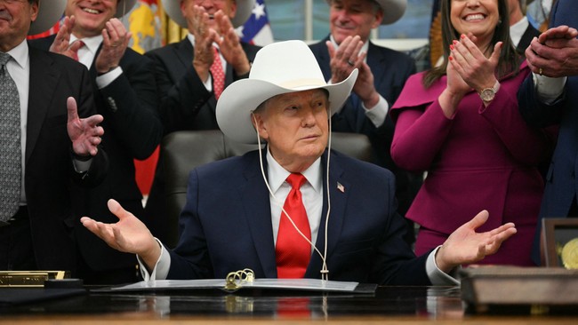 Donald Trump menculik Presiden Venezuela. Dunia kaget dan marah, namun seolah tak bisa berbuat apa-apa pada aksi pelanggaran hukum internasional itu.