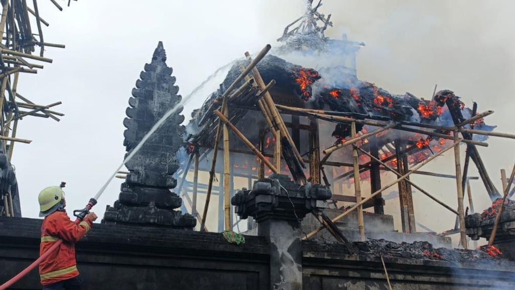 Dua Pura di Karangasem Terbakar Tersambar Petir, Kerugian Rp3,6 M