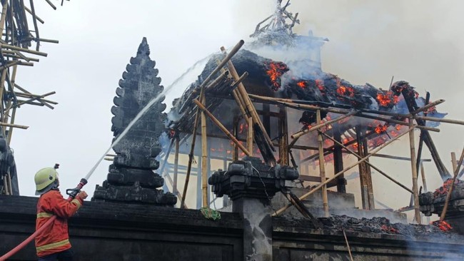 Dua pura di Karangasem, Bali terbakar akibat sambaran petir, dengan kerugian total mencapai Rp3,6 miliar.