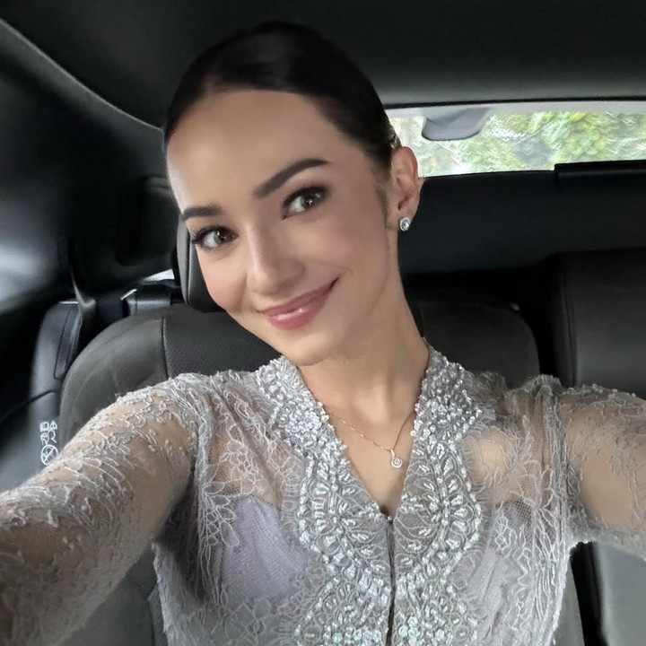 <p>Enzy Storia tampil <em>flawless</em> saat menjadi bridesmaid di pernikahan Febby Rastanty. Dirias oleh MUA Philipe Karunia, Enzy memilih <em>makeup</em> yang sederhana, tetapi tetap elegan. Cocok dikenakan dari siang hingga malam. &ldquo;Mulai dari yang sederhana dan segar hingga yang berani dan dramatis, <em>makeup</em> dan penampilan kemarin cocok untukku dari siang hingga malam,&rdquo; tulis Enzy, dikutip dari laman Instagram <em>@enzystoria,</em> Senin (12/1/2026).&nbsp; (Foto: Instagram @enzystoria)</p>
