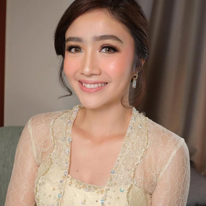 <p>Febby Rastanty mengandalkan riasan mata yang lebih hidup dengan menggunakan bulu mata lentik. Ia melengkapi tampilannya, dengan menciptakan kesan hangat dan feminin lewat lipstik <em>soft pink.&nbsp;</em>(Foto: Instagram @febbyrastanty)</p>