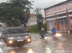 Terjang Banjir di Jalan Jogja-Solo Klaten, Sejumlah Motor Mogok