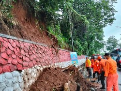 Jalan Mayor Oking Bogor Tertutup Longsor, Kendaraan Sempat Tak Bisa Lewat