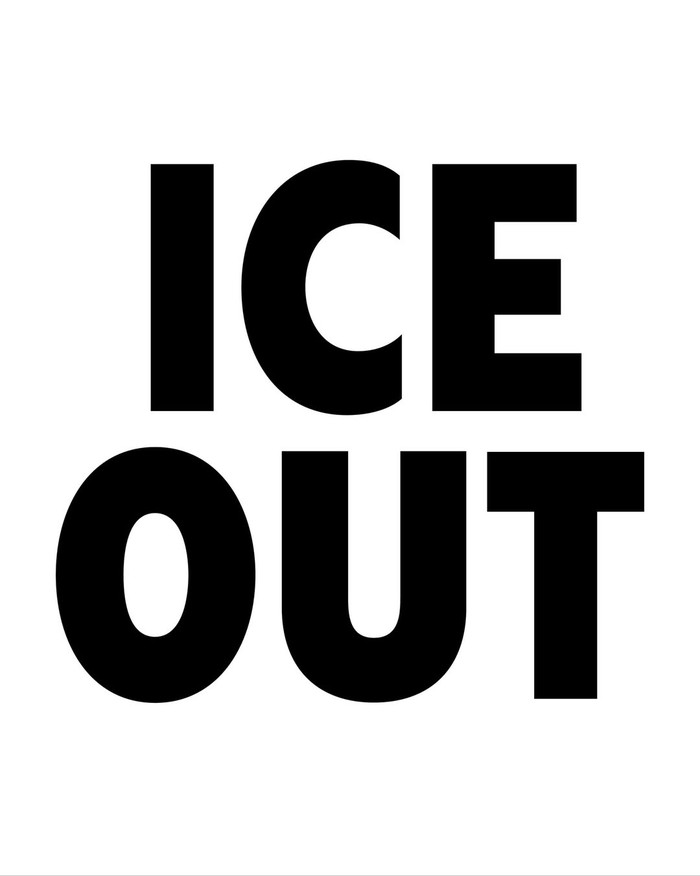 Aksi protes ICE Out digaungkan di Golden Globes 2026. Sederet artis kenakan pin 