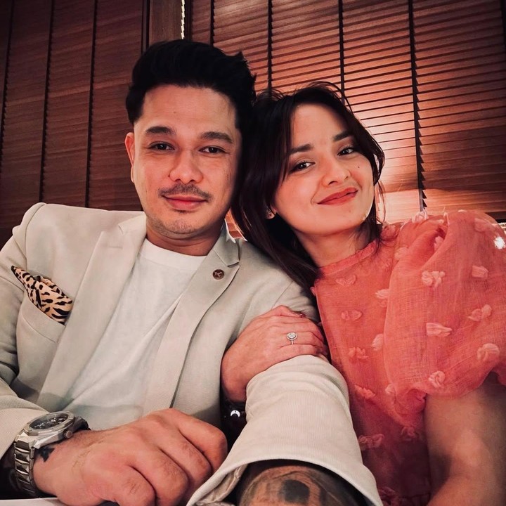 <p>Ia mengatakan akan terus bersama selamanya. &ldquo;Rahmat-Nya membawa kita ke sini, jadi kita memutuskan selamanya,&rdquo; tulis Joanna, dikutip dari laman Instagram @<em>joannaalexandra</em>, Senin (12/1/2026).&nbsp;(Foto: Instagram @joannaalexandra)</p>