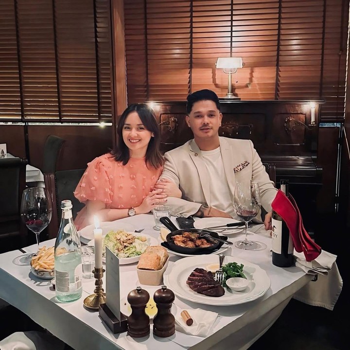<p>Dalam unggahan itu, Joanna dan Immanuel terlihat sedang<em> dinner </em>alias makan malam romantis di sebuah restoran. Namun, ternyata momen tersebut lebih dari sekadar makan bersama. Immanuel telah menyiapkan cincin cantik untuk Joanna.&nbsp;(Foto: Instagram @joannaalexandra)</p>