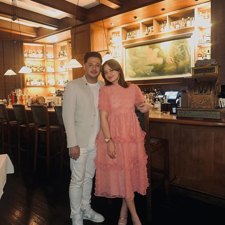 <p>Tentu saja postingan itu langsung mengundang komentar netizen yang turut mengucapkan selamat dan doa terbaik. &ldquo;Selamat Mamajo, kamu pantas mendapatkan semua kebahagiaan di dunia. Tuhan memberkati kalian berdua setiap hari dan selalu,&rdquo; tulis akun <em>@lionny****. </em>&ldquo;Selamat, semoga langgeng sampai tua,&rdquo; tulis akun<em> @caeciliaea****.&nbsp;</em>(Foto: Instagram @joannaalexandra)</p>