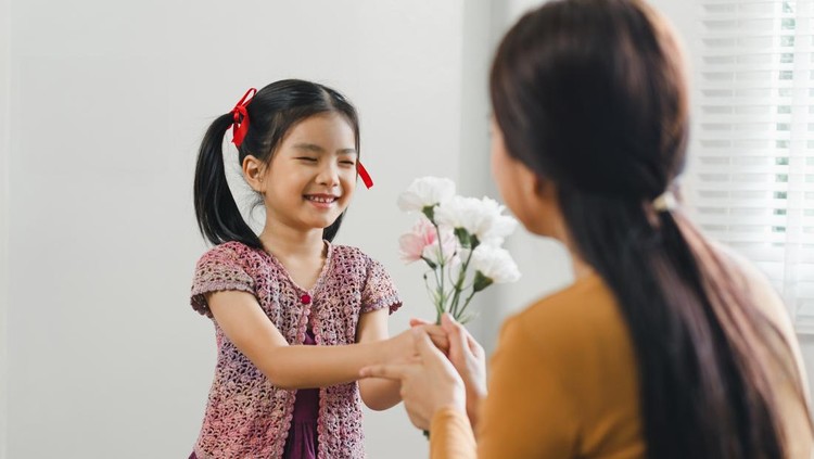 Kebiasaan Tak Terduga Orang Tua yang Bisa Membentuk Anak Jadi Baik Hati Menurut Psikolog