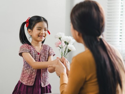 9 Kebiasaan Tak Terduga Orang Tua yang Bisa Membentuk Anak Jadi Baik Hati Menurut Psikolog