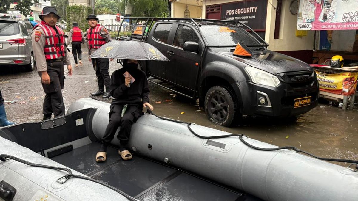 Warga Asrama Polisi Pondok Karya Jaksel Dievakuasi Imbas Banjir 70 Cm