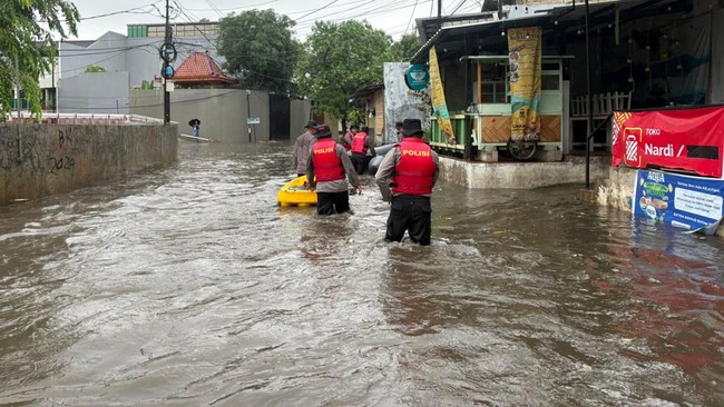 BPBD DKI melaporkan 45 RT dan 22 ruas jalan tergenang akibat hujan deras hari ini, dengan ketinggian air mencapai 90 cm di Jalan Sukabumi Selatan.
