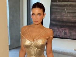Kylie Jenner All Out di Golden Globes 2026, Pakai Gaun Emas & Berlian 75 Karat