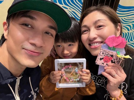 Demi Putra Sulung, Artis China Ini Rela Promil dan Lahirkan Anak Kedua di Usia 57 & 53 Th